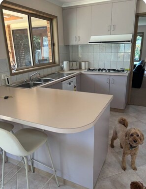 Mikrobølgeovn, kokeplater og oppvaskmaskin