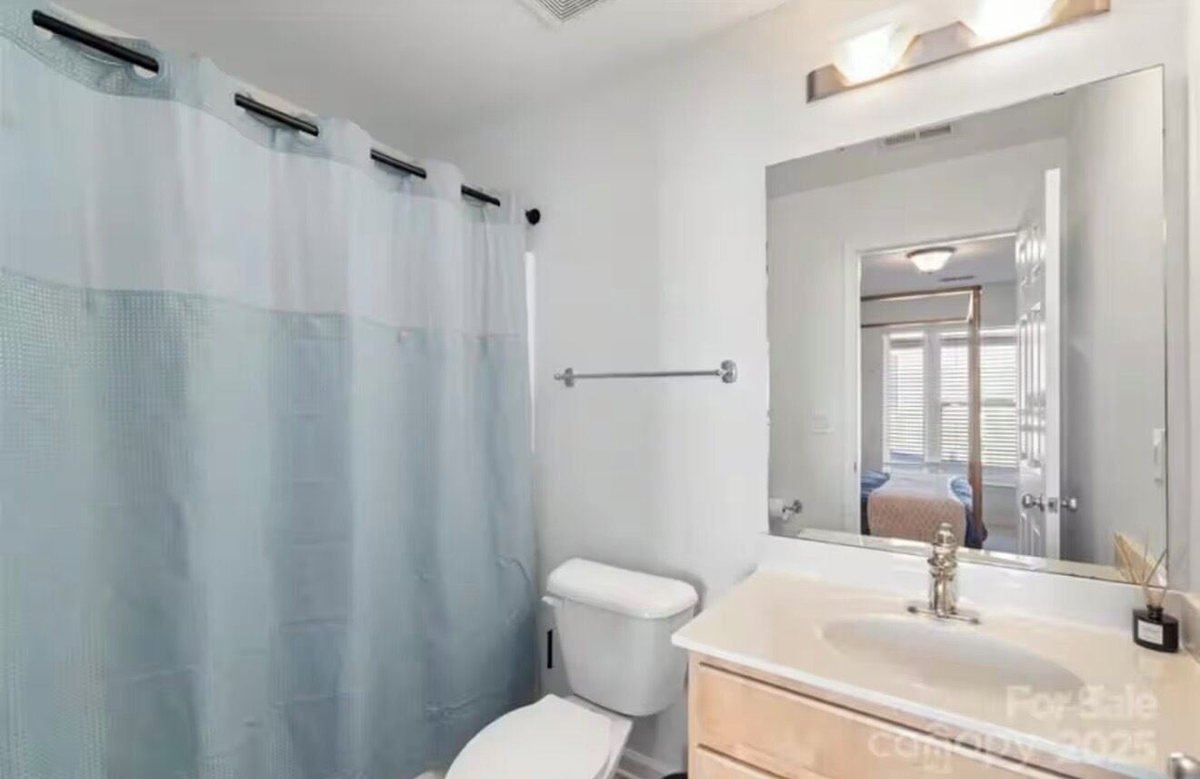 Secadora de cabello, toallas, jabón, papel de baño 