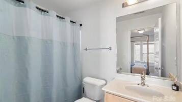 Secadora de cabello, toallas, jabón, papel de baño