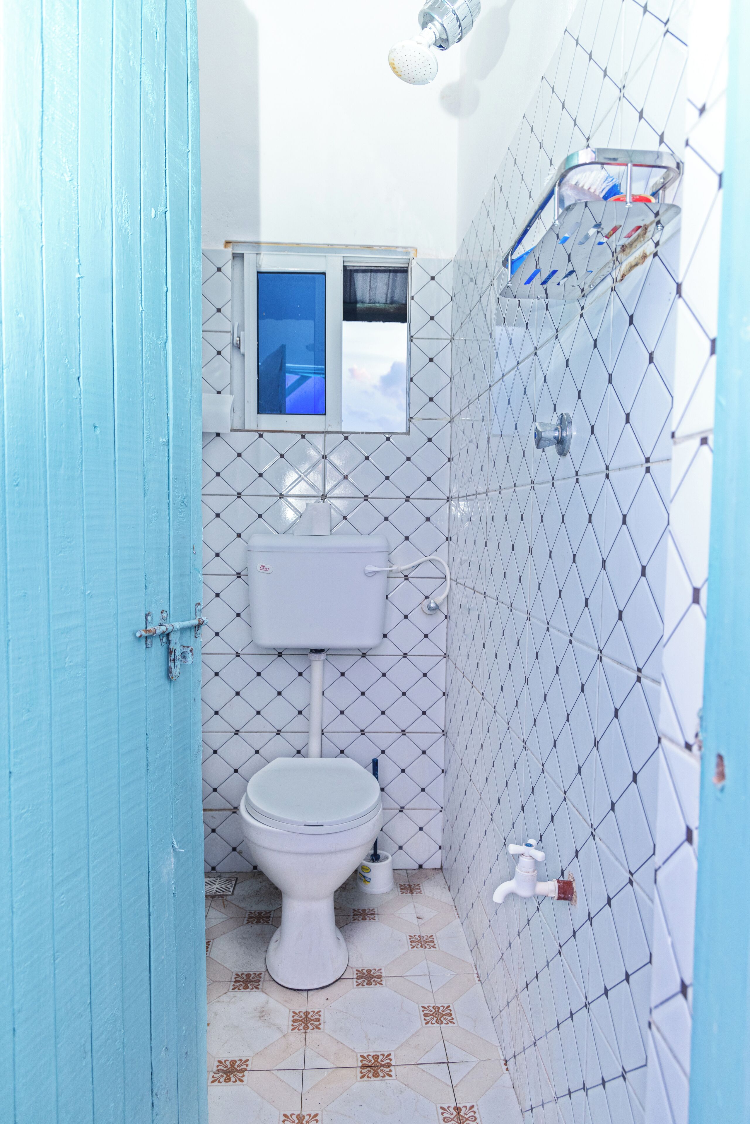 Douche, serviettes fournies, savon, papier toilette