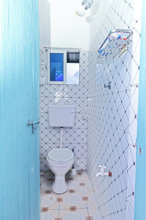 Douche, serviettes fournies, savon, papier toilette