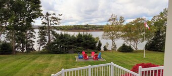 Large Private Riverfront in Stanley Bridge, centrally located 4 bdrm, 3.5 ba