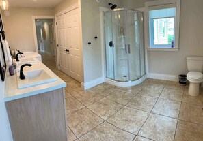 Hair dryer, towels, soap - Large Private Riverfront in Stanley Bridge, centrally located 4 bdrm, 3.5 ba (Stanley Bridge)