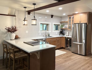 Réfrigérateur, four à micro-ondes, un four, surface de cuisson