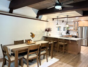 Dining - Gorgeous 5-bedroom cabin in Shaver Lake perfect for family fun (Shaver Lake)