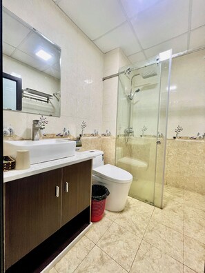 Shower, rainfall showerhead, designer toiletries, hair dryer - Sunshine View Sapa Hotel (Sa Pa)