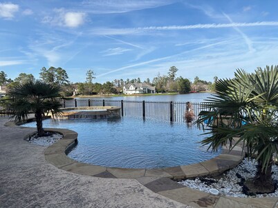 Guesthouse with Lakeview in The Woodlands: Pool, BBQ, Firepit, Bike, Paddle Boat
