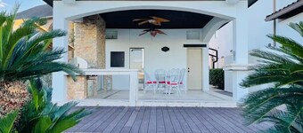 Guesthouse with Lakeview in The Woodlands: Pool, BBQ, Firepit, Bike, Paddle Boat