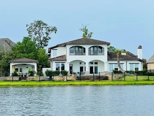 Guesthouse with Lakeview in The Woodlands: Pool, BBQ, Firepit, Bike, Paddle Boat