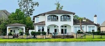 Guesthouse with Lakeview in The Woodlands: Pool, BBQ, Firepit, Bike, Paddle Boat