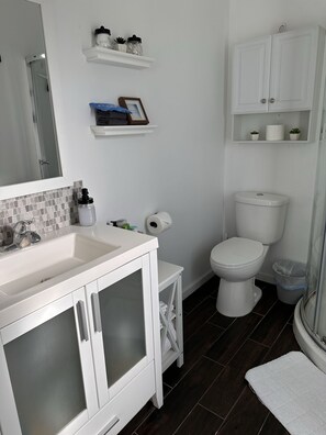 Een douche, een haardroger, handdoeken, zeep