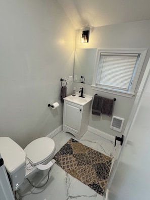 Regadera, secadora de cabello, bidet, toallas