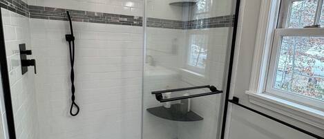 Ducha, secador de pelo, bidet, toallas