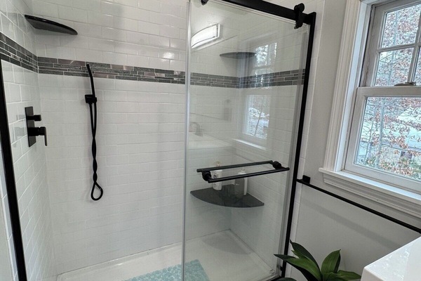 Een douche, een haardroger, een bidet, handdoeken