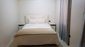 Tabla de planchar con plancha, acceso a internet y ropa de cama 