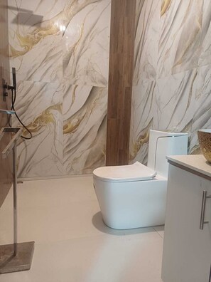 Shower, hair dryer, towels, soap - 10 minutes from downtown! Comfortable apartment for families or friends (CUENCA)