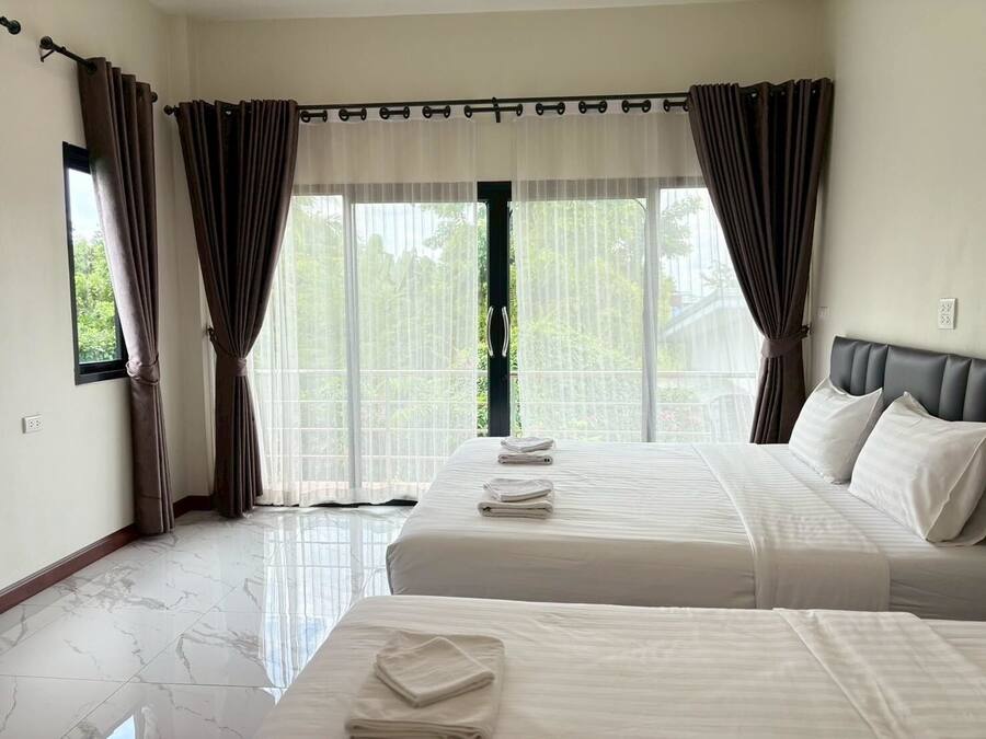 Roomsuit 1 | Minibar, desk, rollaway beds, free WiFi