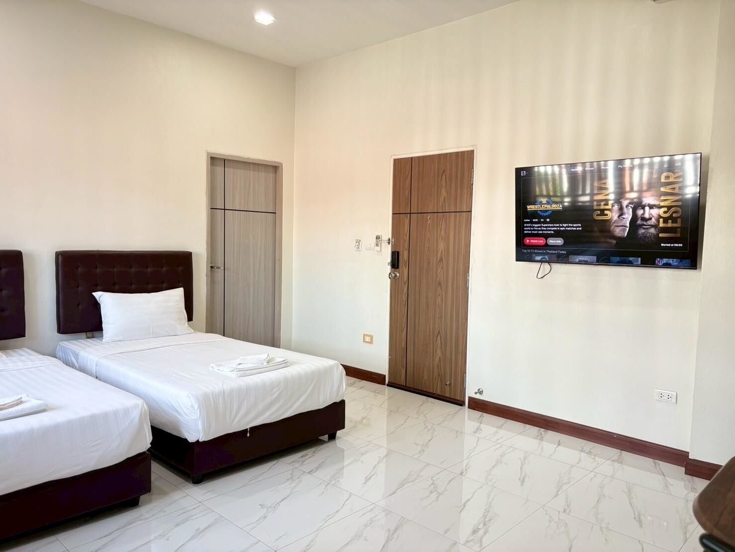 Roomsuit 3 | Desk, free WiFi