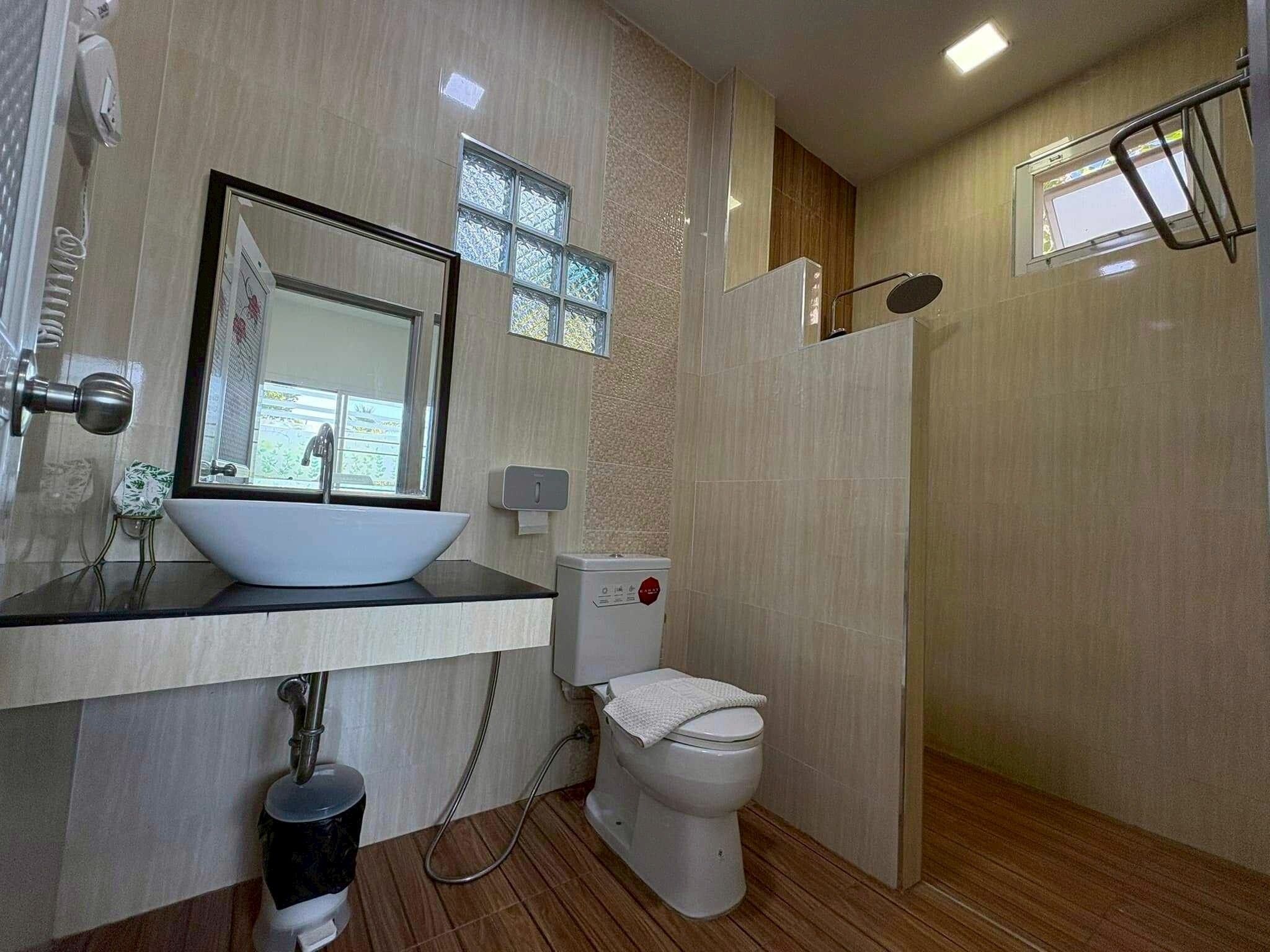 별도의 욕조 및 샤워 시설, 레인폴 샤워기, 무료 세면용품, 헤어드라이어