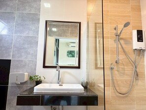 Roomsuit 2 | Salle de bain | Baignoire et douche séparées, douche à « effet pluie »