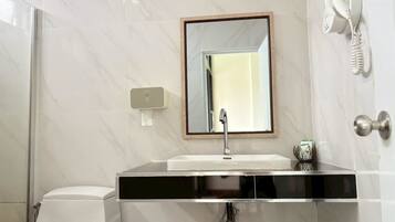 Roomsuit 1 | Bad | Separat badekar og dusj, regndusjhode og toalettartikler (inkludert)