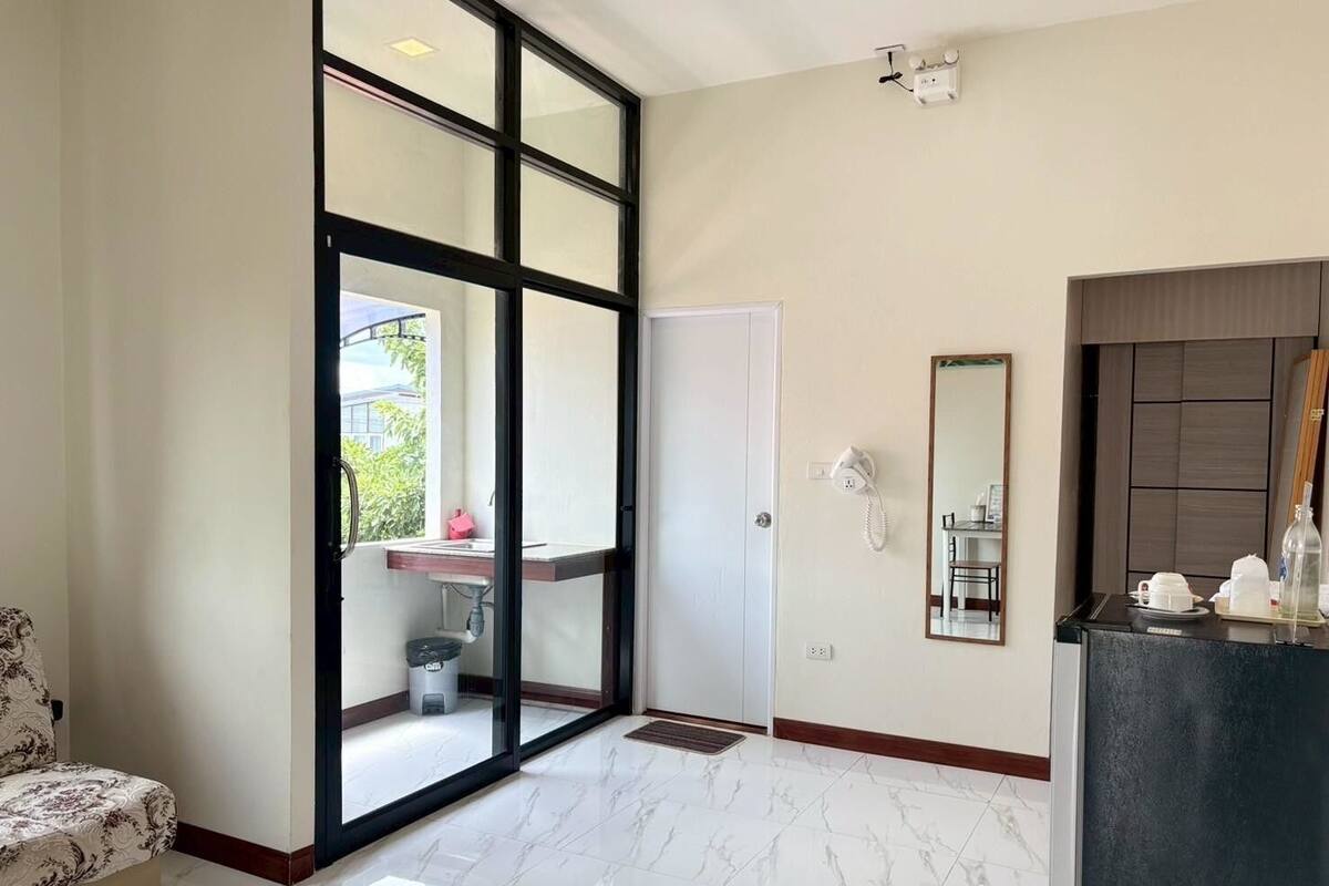 Roomsuit 2 | Desk, free WiFi