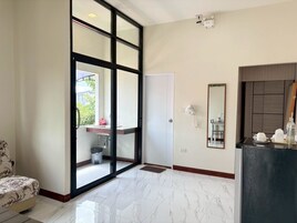 Minibar, escritorio, camas plegables/adicionales y wifi gratis 