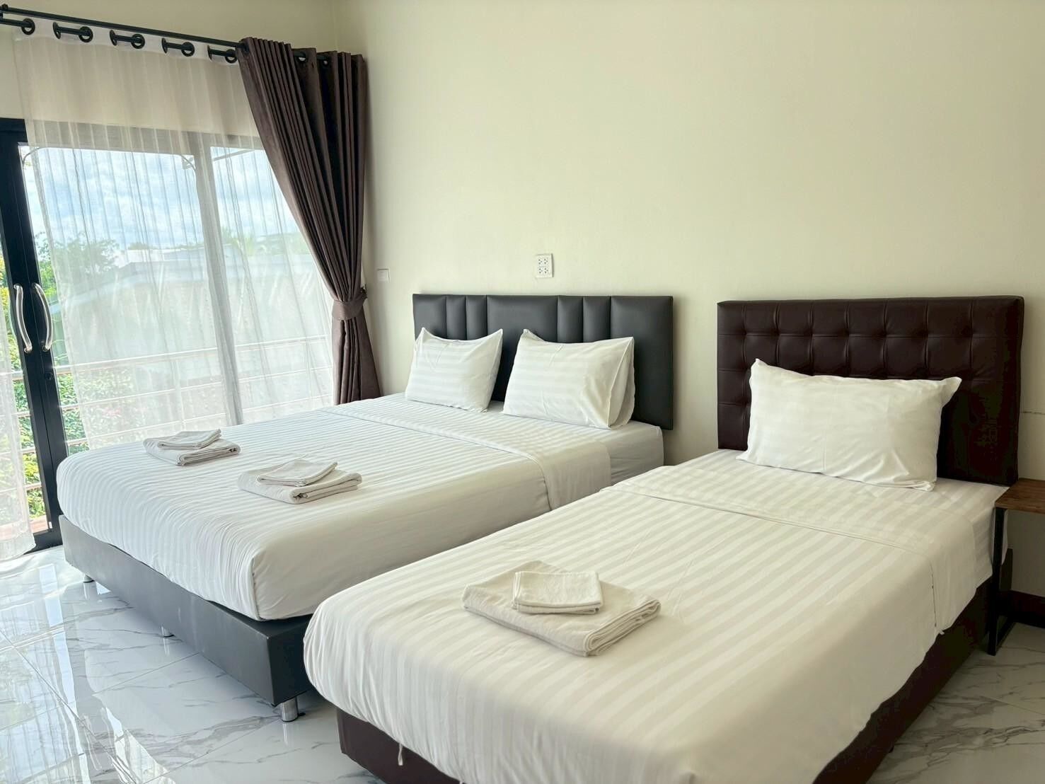 Frigobar, escrivaninha, camas extras/dobráveis (sobretaxa)