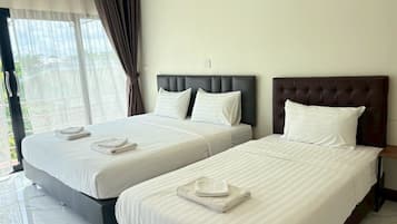 Frigobar, escrivaninha, camas extras/dobráveis (sobretaxa)