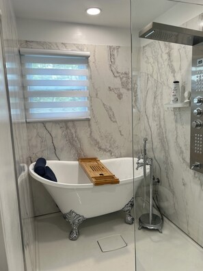 Shower, hair dryer, bidet, towels - Located in Nashville neighborhood very close to the Titans stadium and Broadway (Nashville)