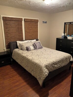 3 habitaciones, tabla de planchar con plancha, wifi y ropa de cama 