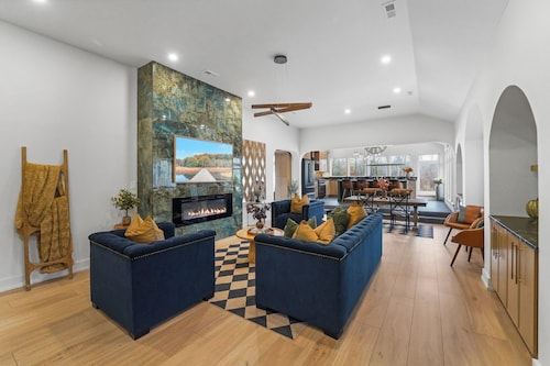 Luxury Lakefront Retreat, Private Waterfront, Sunsets & Serenity