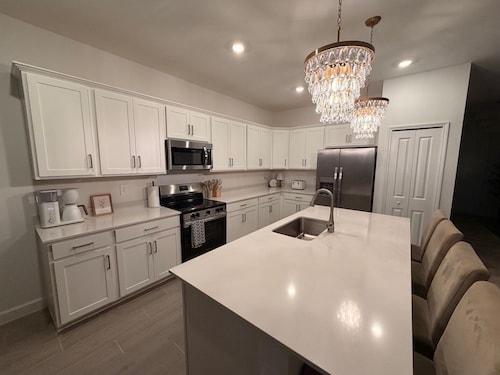 Spacious 4-bedroom house in a lovely Fort Myers gated community with amenities