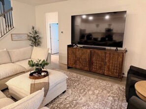 TV, fireplace - Spacious 4-bedroom house in a lovely Fort Myers gated community with amenities (Fort Myers)