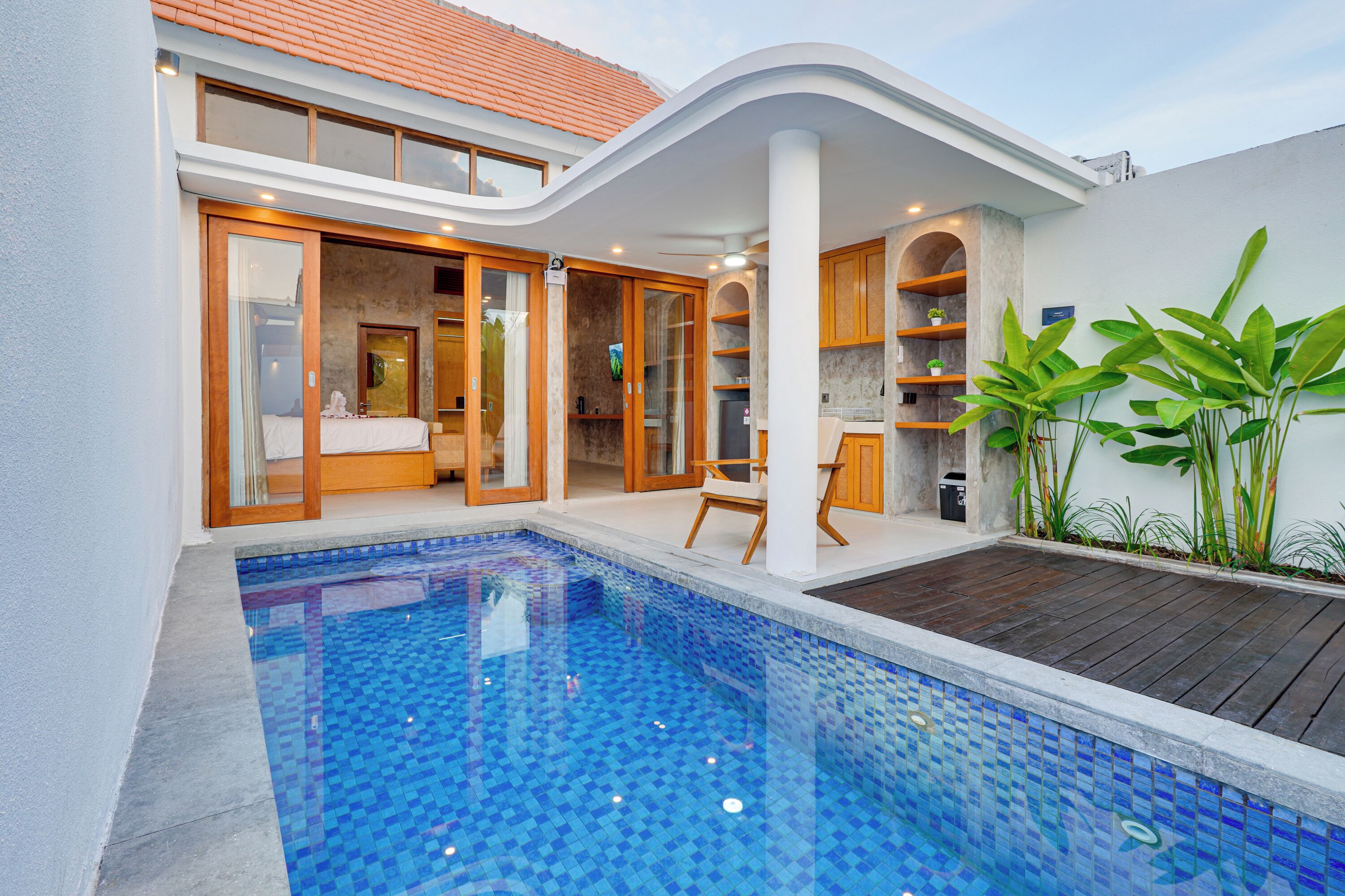 Villa Basic, vista piscina | Una cassaforte in camera, una scrivania, postazione laptop