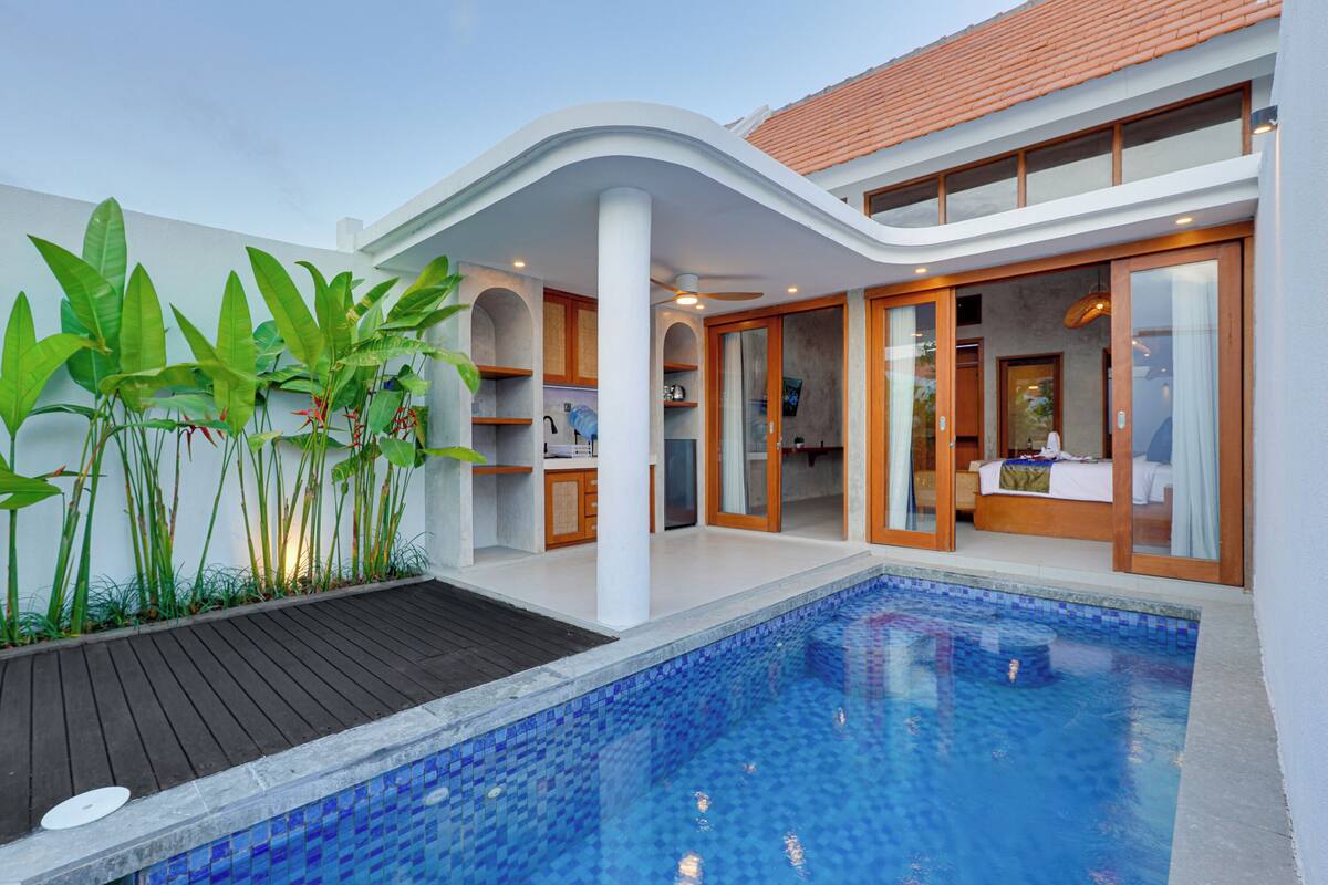 LaLuxe A11 - Villa Jasmine | In-room safe, desk, laptop workspace, cribs (surcharge)