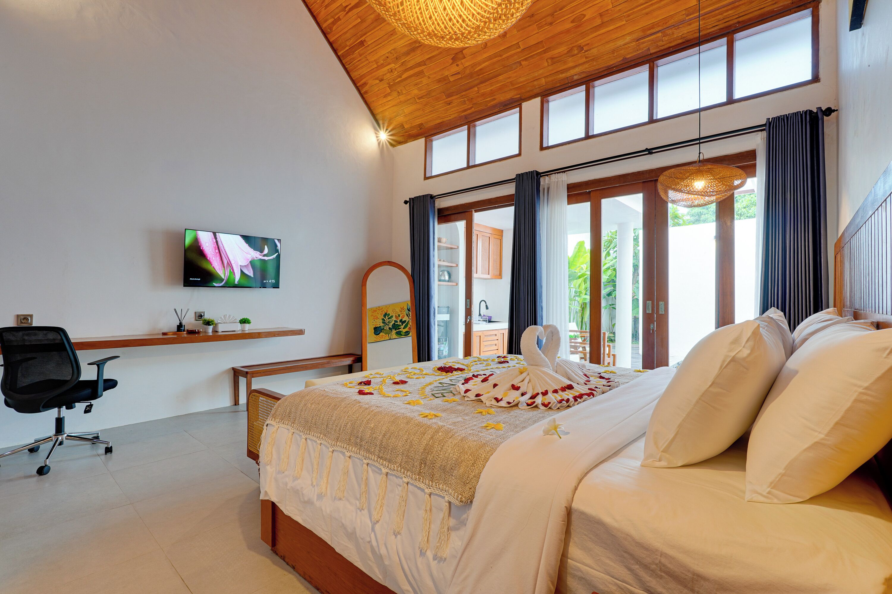 LaLuxe C9 - Villa Gardenia | In-room safe, desk, laptop workspace, cots/infant beds