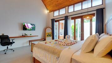 LaLuxe C9 - Villa Gardenia | In-room safe, desk, laptop workspace, cots/infant beds