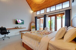 Basic villa, kilátással a medencére | Széf a szobában, íróasztal és laptophoz jól használható munkafelület