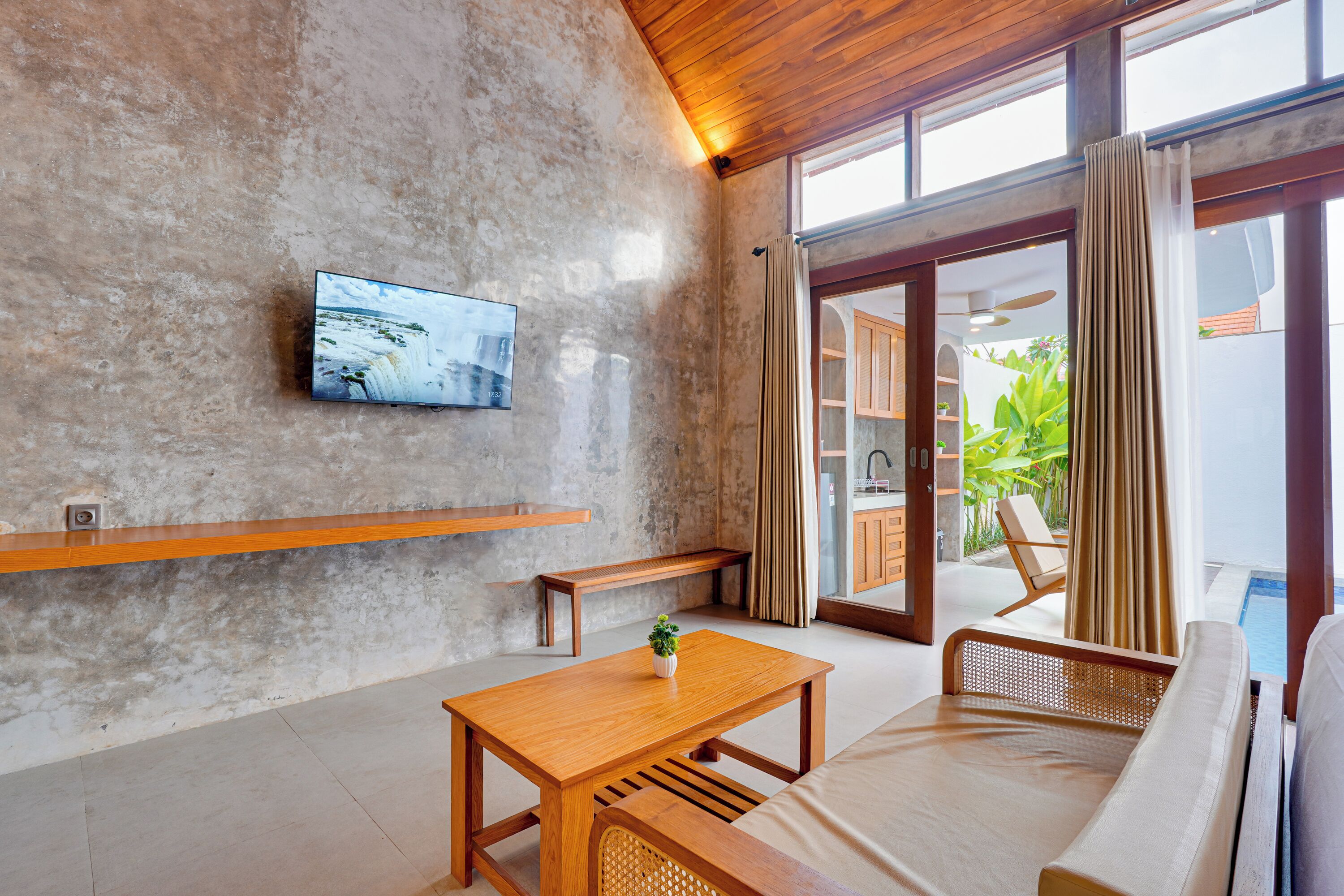 Villa básica, vistas a la piscina | Zona de estar | Smart TV de 43 pulgadas con canales digitales, Netflix