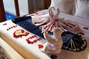 Villa Basic, 1 letto king, piscina privata, vista piscina | Una cassaforte in camera, una scrivania, postazione laptop