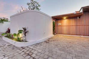 Free self parking - LaLuxe Villa and Residence (Denpasar)