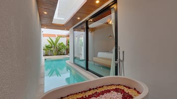 Basic Villa, Pool View | Bilik Mandi | Tab mandi dan pancuran berasingan, kelengkapan dandanan diri percuma