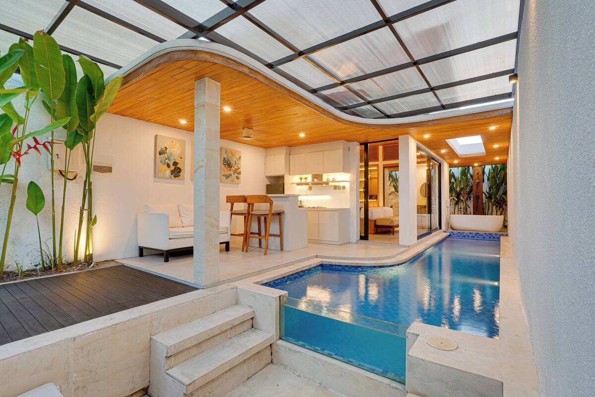 Villa Basic, vista piscina | Una cassaforte in camera, una scrivania, postazione laptop