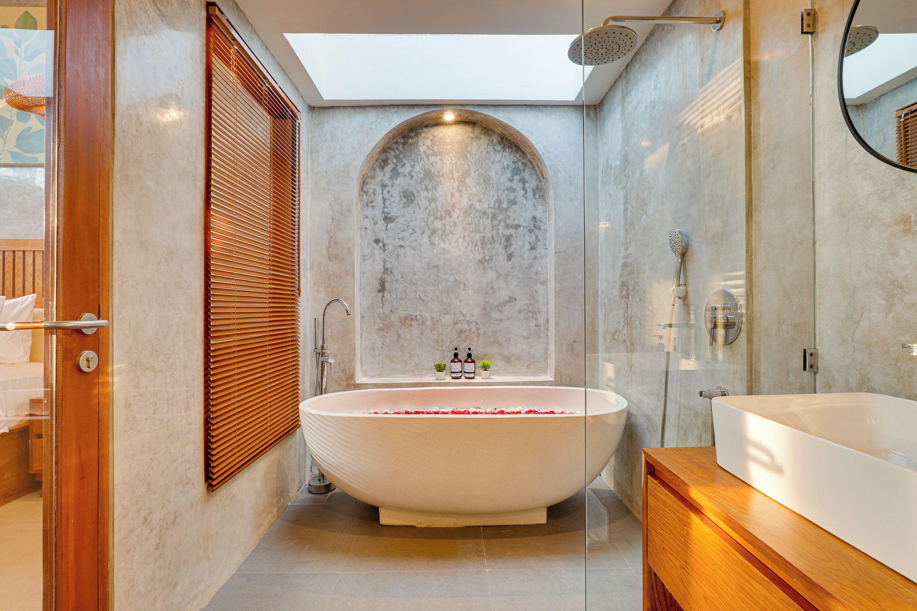 Eenvoudige villa, 1 kingsize bed, privézwembad, uitzicht op zwembad | Badkamer | Een aparte badkuip en douche, gratis toiletartikelen, een haardroger