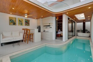 Vila básica, vista para a piscina | Cofres nos quartos, escrivaninha, espaço de trabalho para notebook