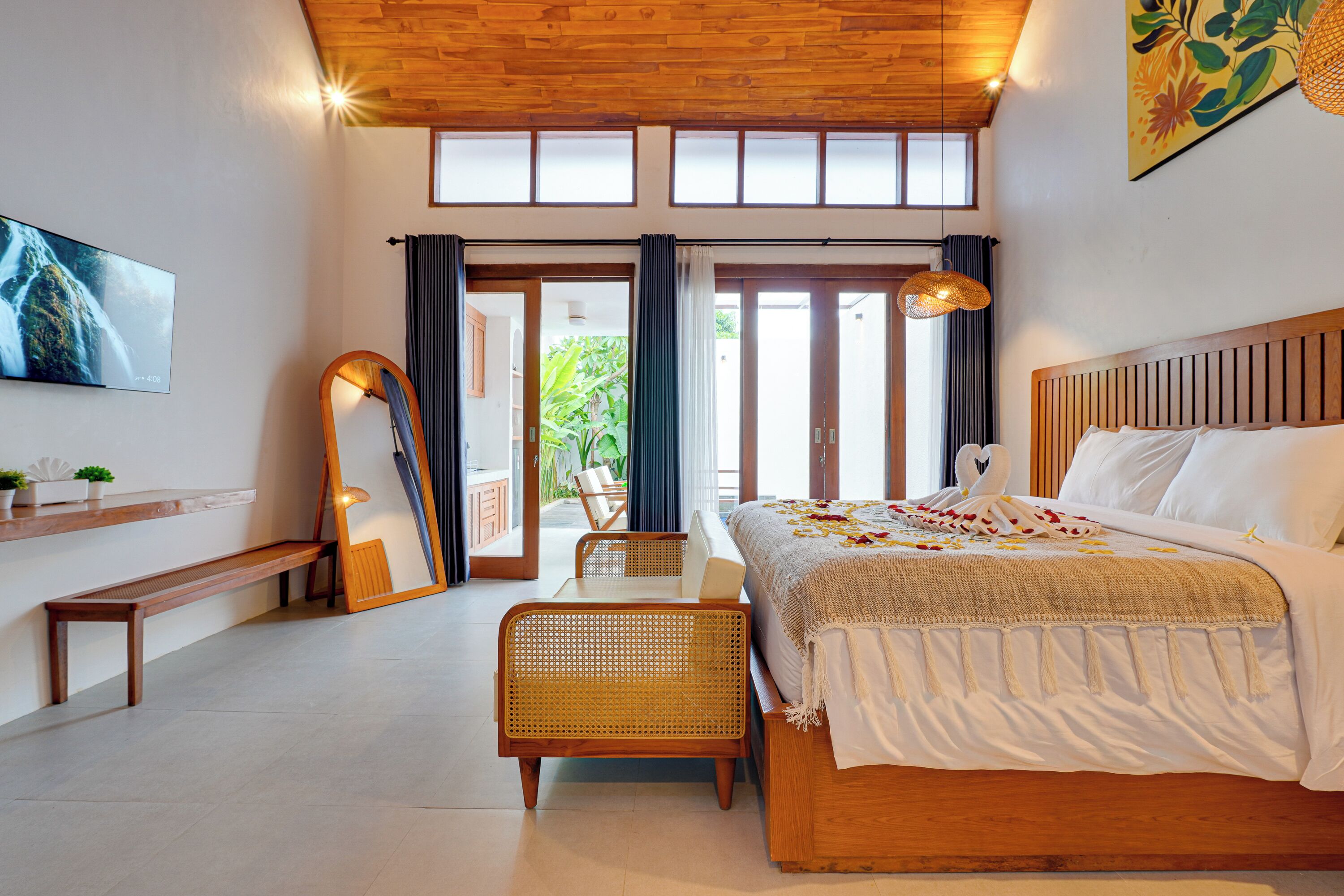 Villa Basic - utsikt mot poolen | Värdeförvaringsskåp på rummet, skrivbord och arbetsyta för laptop