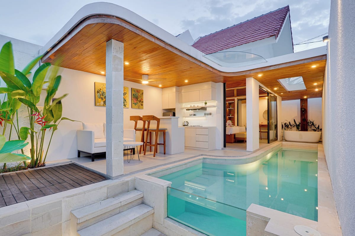 LaLuxe A14 - Villa Rose Sanur | In-room safe, desk, laptop workspace, cribs (surcharge)