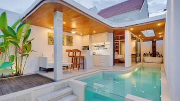 Villa básica, vistas a la piscina | Caja fuerte, escritorio, espacio para trabajar con un portátil
