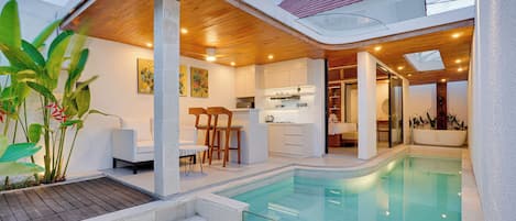 LaLuxe A14 - Villa Rose Sanur | In-room safe, desk, laptop workspace, cribs/infant beds